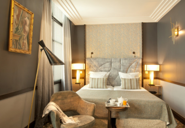 Sentuhan gaya Prancis dengan furnitur dan dekorasi mewah